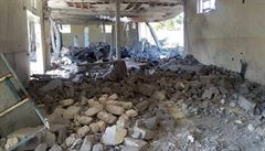 Letecký útok zniil budovy detenního tábora.
