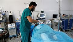 Léka oetuje zranného migranta po leteckém útoku.