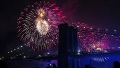 Lidé z východní �ásti newyorského ostrova Manhattan sledují oh�ostroj u...