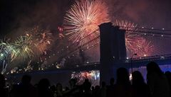 Lidé z východní �ásti newyorského ostrova Manhattan sledují oh�ostroj u...