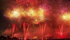 Lincoln�v pomník je skryt v kou�i rachejtlí, které jsou odpalovány z �eky...