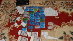 Policisté objevili karty a peníze lidí, kteí gangu naletli.