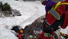 Záchraná�i dívku vytáhli z dvacetimetrové prolákliny.