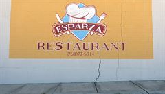Ze, která nese logo restaurace Esparza, utrpla nkolik prasklin. Restaurace...