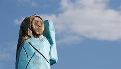 Kritici tvrdí, e socha je nedstojným zobrazením první dámy USA. Pezdívá se...