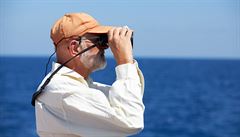 len posádky lodi Alan Kurdi pouívá binokulár, aby dohlédl na libyjské pobeí.