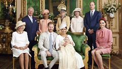 Princ Harry a Meghan poktili ve Windsoru svho syna, krlovna se obadu nezastnila