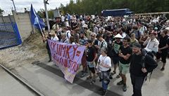 Ekologičtí aktivisté pochodují kolem elektrárny Chvaletice na Pardubicku, před... | na serveru Lidovky.cz | aktuální zprávy