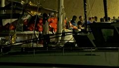 Migranti z lodi Alex.