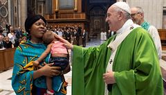 Pape Frantiek ehná benkyni s díttem pi mi vnované migrantm.
