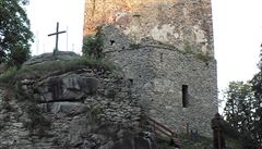 elní pohled na zíceninu hradu Vítkv kámen. V popedí kí jako pipomínka...
