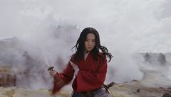 Neohrožená Mulan (Yifei Liuová). Snímek Mulan (2020). Režie: Niky Caroová. | na serveru Lidovky.cz | aktuální zprávy