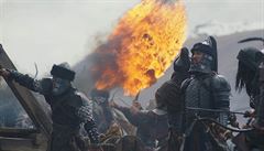 Mongolská armáda nebere zajatce. Snímek Mulan (2020). Reie: Niky Caroová.