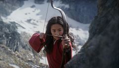 Neohroená Mulan (Yifei Liuová). Snímek Mulan (2020). Reie: Niky Caroová.