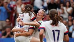 Rose Lavelleová slaví druhý gól Amerianek spolu s  kapitánkou Megan...
