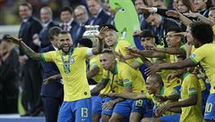 Brazilský kapitán Dani Alves pebírá trofej pro vítze Copa América