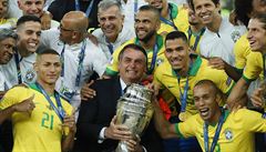 Brazilci s trofejí pro vítze Copa América