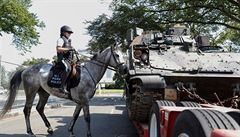 Policie zkoumá bojová vozidla.