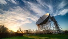 Observato Jodrell Bank ve Velké Británii umouje sledování kosmického záení....