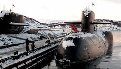 Jedna z ruských jaderných ponorek na základn v Severomorsku. (Snímek pochází z...