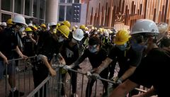 Demonstranti zaali demolovat vnitní prostory hongkongského parlamentu.
