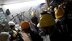 Demonstranti ped budovou hongkongského parlamentu.