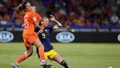 Souboj nizozemské fotbalistky Danielle van de Donkové a Švédky Kosovare... | na serveru Lidovky.cz | aktuální zprávy