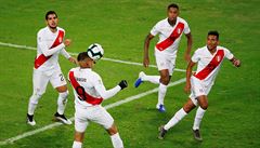 Postupný pechod do útoku v podání peruánských fotbalist.