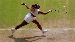 Serena Williamsová odvrací servis soupeky.