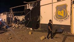 Detenní stedisko pro migranty na pedmstí Tripolisu po náletu sil libyjského...