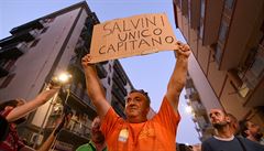 Píznivce italského ministra vnitra Mattea Salviniho drí ceduli s nápisem...