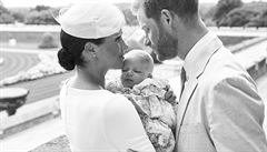 Prince Harry a Meghan se synem Archiem při křtinách.