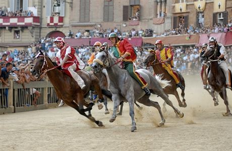 Závodníci soupeí o pomyslnou nadvládu nad mstem Siena