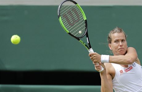 Wimbledon - semifinle Strcov vs. Williamsov: esk hrka pi backhandu.