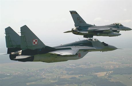 Vepedu stíhaka MiG-29 s americkou stíhakou F-16 vzadu.