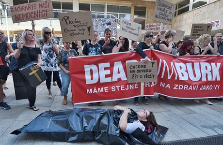 ena v pytli na mrtvoly protestuje proti zruení rumburské nemocnice.