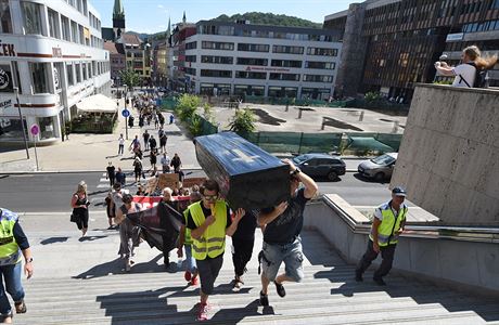 Protest v st nad Labem na zchranu rumbursk nemocnice, kter aktuln hroz...