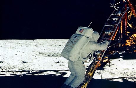 Chvli po Armstrongovi na povrchu Msce stanul i Buzz Aldrin.