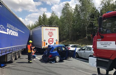 Hromadná nehoda uzavela dálnici D6 na Kladensku.