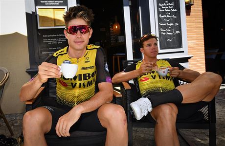 Cyklisté na Tour a jejich velká váe- pití kafe.