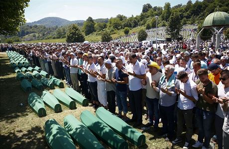 Lid se modl u rakv nov identifikovanch obt ze masakru ve Srebrenici z...