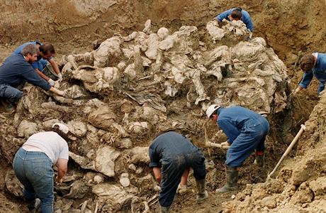 Odkrvn masovho hrobu v Srebrenici.