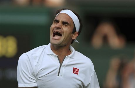 Roger Federer se raduje z postupu do finále Wimbledonu pes Rafaela Nadala.