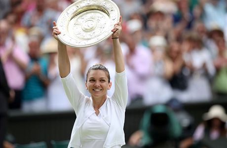 Simona Halepov s trofej pro vtzku Wimbledonu.