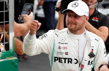 Valtteri Bottas oslavuje poleposition na VC Británie.