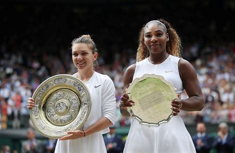 Simona Halepová se Serenou Williamsovou po finále Wimbledonu