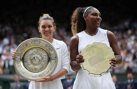 Simona Halepov a Serena Williamsov s trofejemi z Wimbledonu