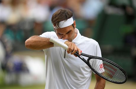 Roger Federer bhem finále Wimbledonu.