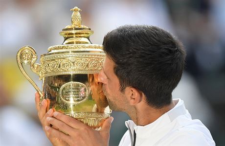 Novak Djokovi s trofejí pro vítze Wimbledonu.