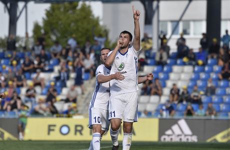 Nikolaj Komlienko z Boleslavi (vpravo) se raduje z gólu z penalty se...